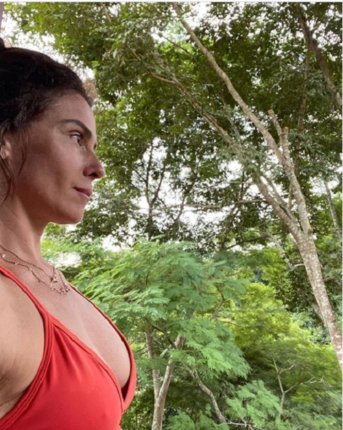 De biquíni, Giovanna Antonelli posa em momento relax em cenário paradisíaco