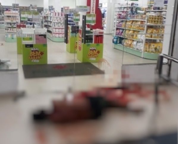 Em Manaus, venezuelano é brutalmente espancado e esfaqueado na frente de drogaria