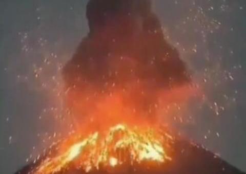 Após matar 281 pessoas, vulcão Krakatoa entra em erupção novamente na Indonésia