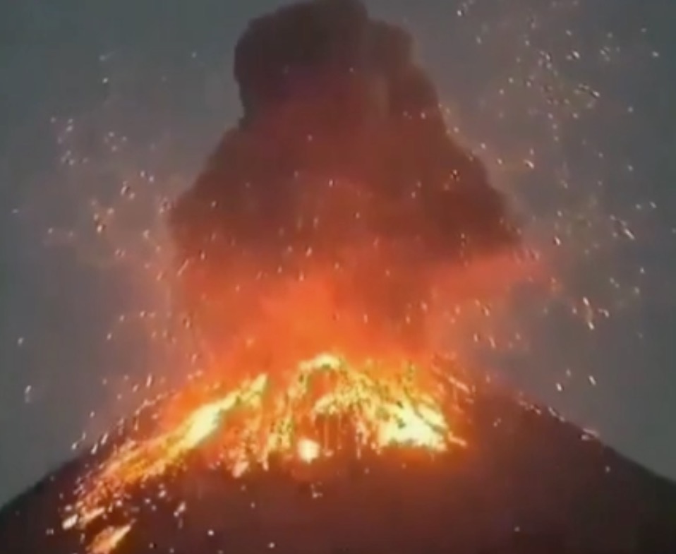 Após matar 281 pessoas, vulcão Krakatoa entra em erupção novamente na Indonésia