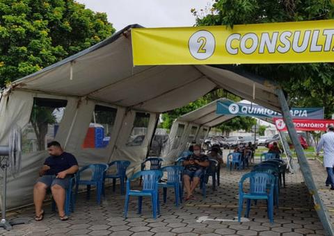 Em Manaus, Lacc recebe doação de álcool em gel para doar a pacientes de triagem na FCecon   