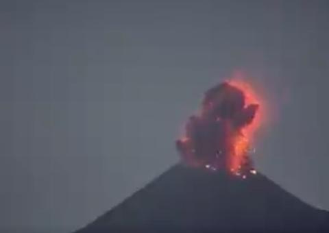 Vídeos impressionantes mostram erupção do vulcão Krakatoa na Indonésia 