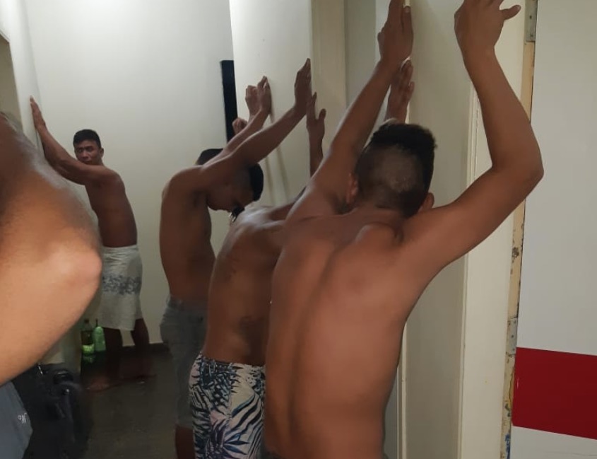 Presos são flagrados tentando quebrar parede de delegacia para fugir no Amazonas