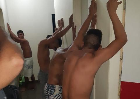 Presos são flagrados tentando quebrar parede de delegacia para fugir no Amazonas