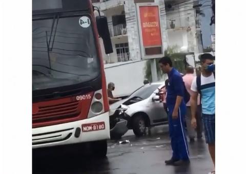Carro fica destruído ao acertar ônibus durante chuva em Manaus