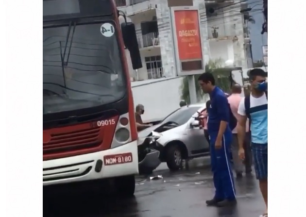Carro fica destruído ao acertar ônibus durante chuva em Manaus