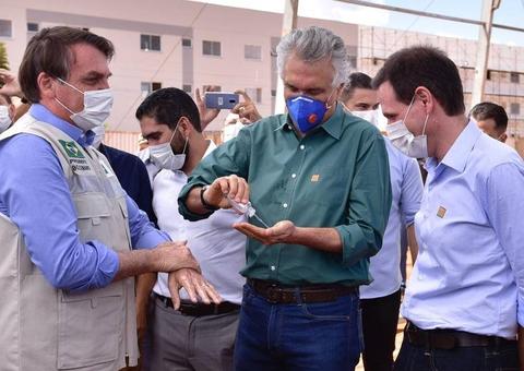 Bolsonaro visita obra de hospital, provoca novas aglomerações e é criticado por Mandetta e Caiado