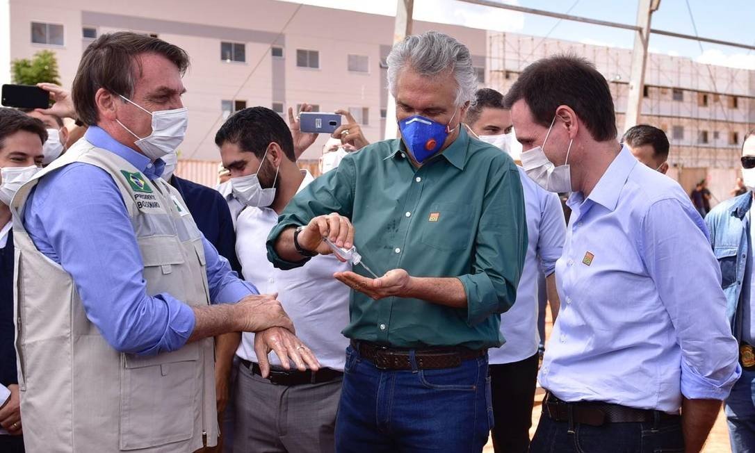 Bolsonaro visita obra de hospital, provoca novas aglomerações e é criticado por Mandetta e Caiado