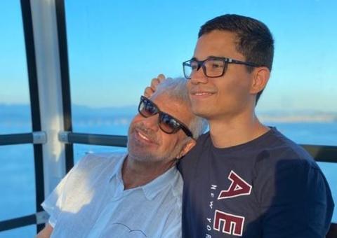 Marido de Lulu Santos se declara para cantor com foto de momento íntimo: 'realizado'