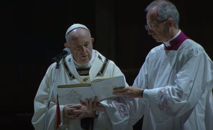 Papa Francisco realiza vigília de Páscoa sem fiéis em meio a pandemia de coronavírus