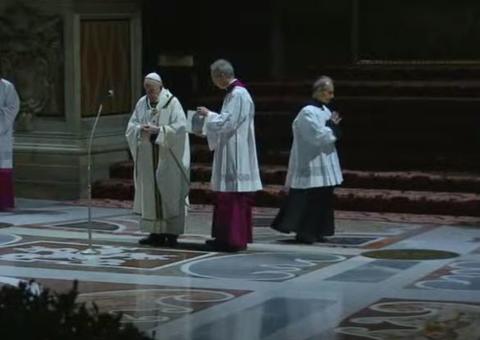 Papa Francisco realiza vigília de Páscoa sem fiéis em meio a pandemia de coronavírus