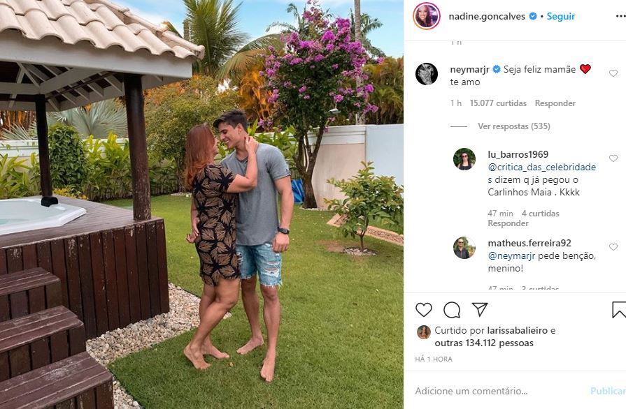 Neymar parabeniza mãe por namorado de 22 anos e fãs alfinetam: 'pede benção'