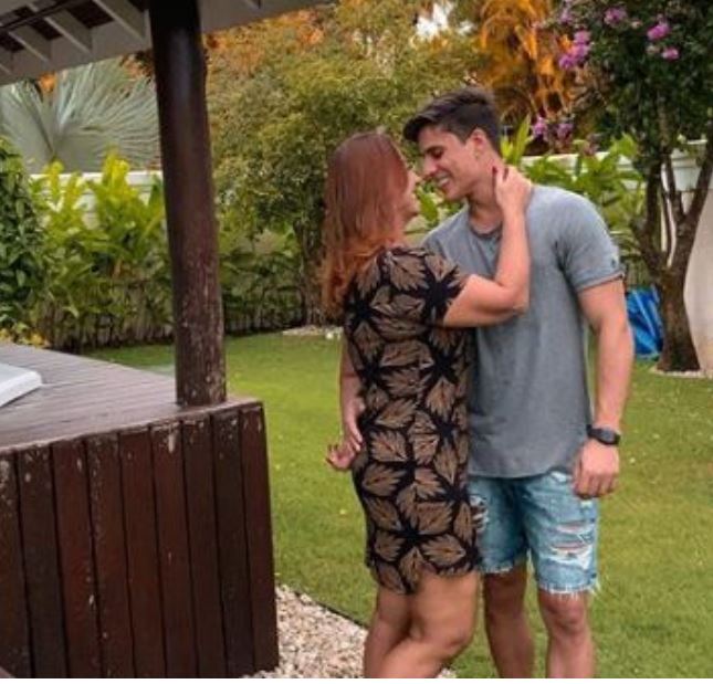 Mãe de Neymar assume namoro com gamer gato: 'inexplicável'