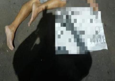 Homem é executado a sangue frio em Manaus e bilhete macabro é deixado ao lado do corpo