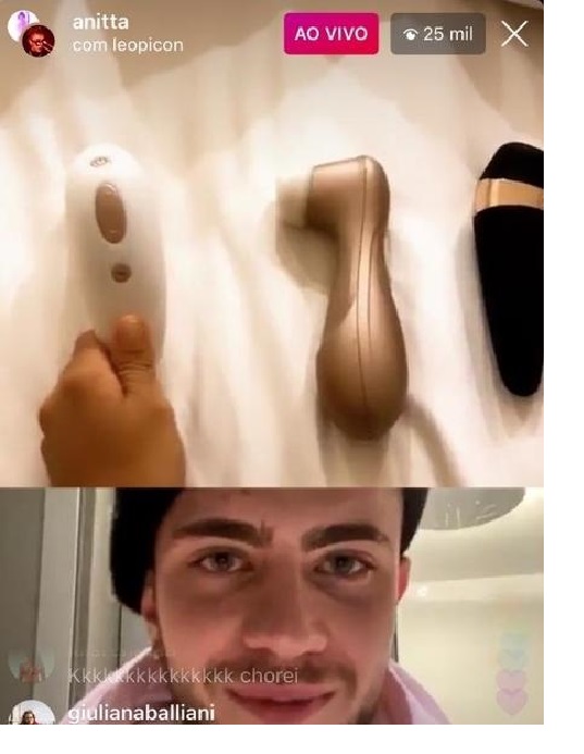 Anitta surpreende ao mostrar vibradores durante live 