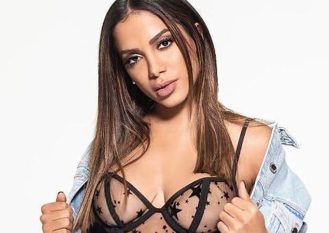 Anitta surpreende ao mostrar vibradores durante live 