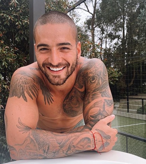 Maluma chama atenção de fãs ao posar sem camisa na web