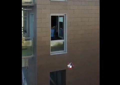 Covid-19: Jogador brasileiro recebe prêmio via drone