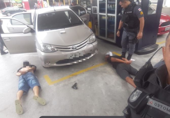 Suspeitos de arrastão são flagrados com a 'mão na massa' em Manaus