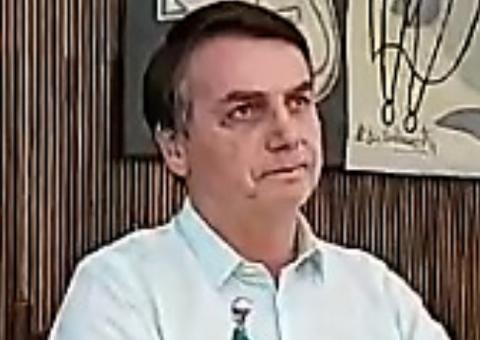 Em live, Bolsonaro polemiza após dizer que Covid-19 está indo embora em véspera de picos de casos 