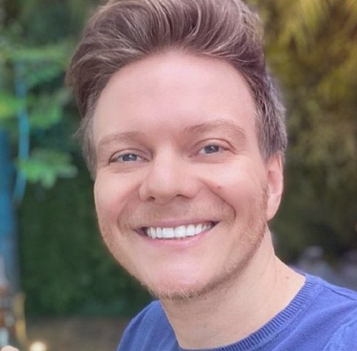 Sem ostentação, Michel Teló faz live e web elogia: 'Consciente'