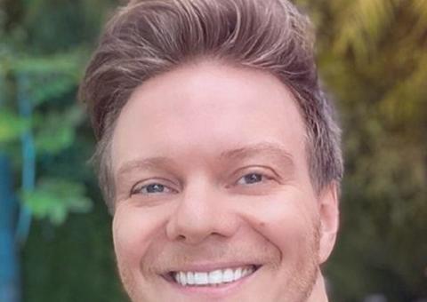 Sem ostentação, Michel Teló faz live e web elogia: 'Consciente'