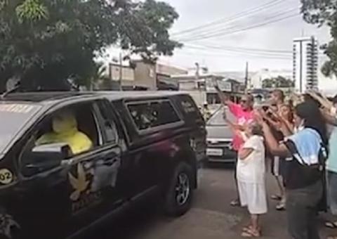 Mãe emociona ao pedir para que funerária passe na rua da casa do filho vítima de Covid-19