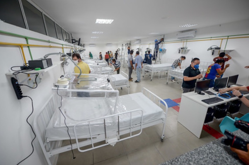 Hospital de campanha é inaugurado às pressas após casos de covid-19 dispararem no Amazonas