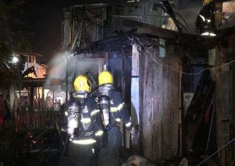 Casa vira cinzas ao ser devastada por incêndio em Manaus