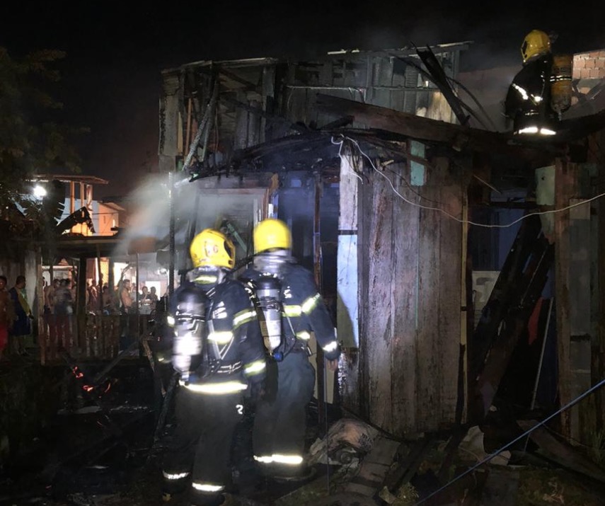 Casa vira cinzas ao ser devastada por incêndio em Manaus