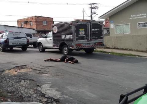 Em plena luz do dia, homem é perseguido e assassinado a tiros e facadas em Manaus