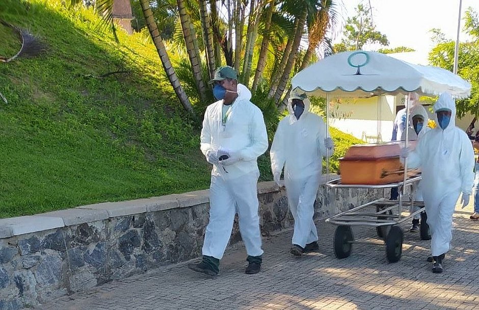 Enterros e velórios de vítimas da Covid-19 em Manaus devem ter apenas três pessoas