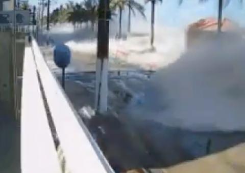 Pai e filha de 5 anos são arrastados por onda enquanto passeavam de bicicleta por orla