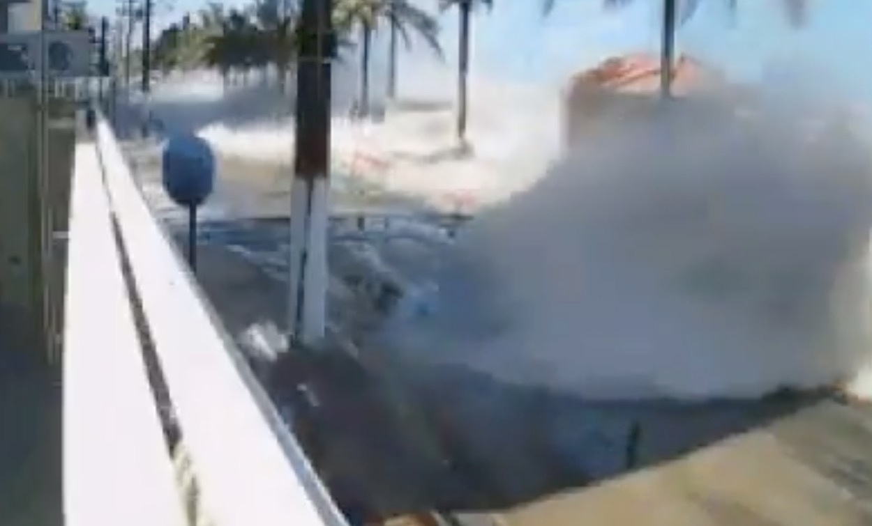 Pai e filha de 5 anos são arrastados por onda enquanto passeavam de bicicleta por orla