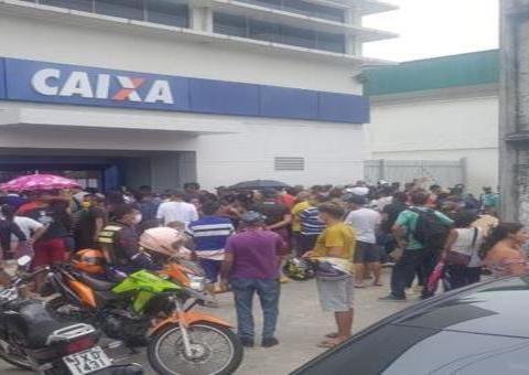 Saque de auxílio emergencial gera aglomeração de pessoas em agências bancárias de Manaus