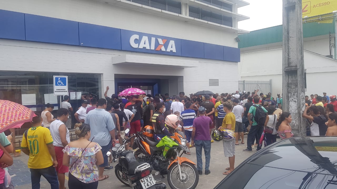 Saque de auxílio emergencial gera aglomeração de pessoas em agências bancárias de Manaus