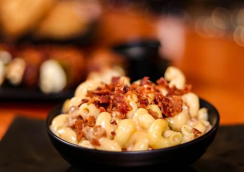 Aprenda a fazer o icônico macarrão com queijo com ingredientes fáceis de achar