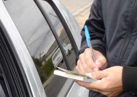 Casal é multado por quebrar quarentena e fazer sexo em carro    	