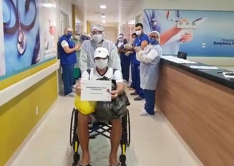 Ambulante recebe alta do Delphina Aziz e faz alerta sobre isolamento social em Manaus