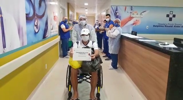 Ambulante recebe alta do Delphina Aziz e faz alerta sobre isolamento social em Manaus