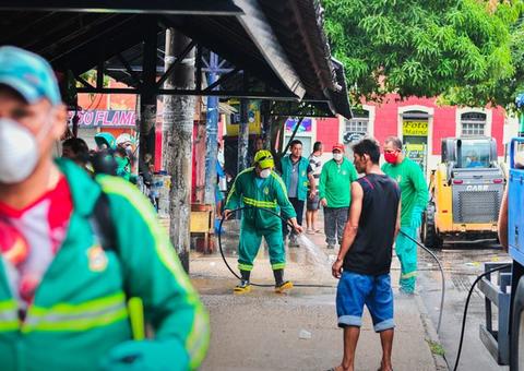 Estação central de ônibus no Centro de Manaus é desinfectada