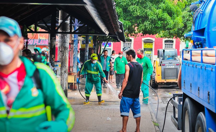 Estação central de ônibus no Centro de Manaus é desinfectada