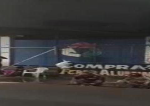 Auxílio emergencial faz dezenas de pessoas dormirem na fila de banco em Manaus