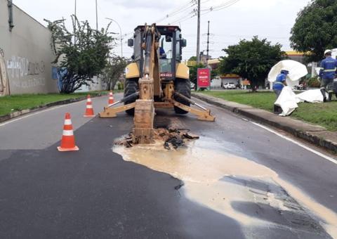 Moradores ficam sem água após tubulação romper em avenida de Manaus