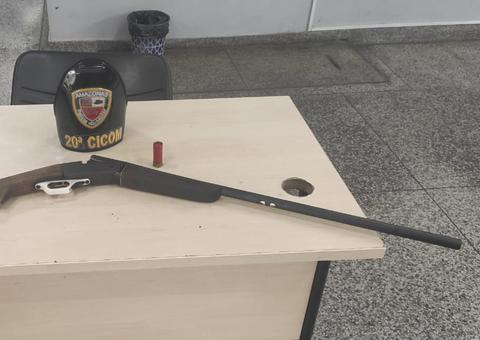 Policiais apreendem espingarda em comunidade ribeirinha em Manaus 