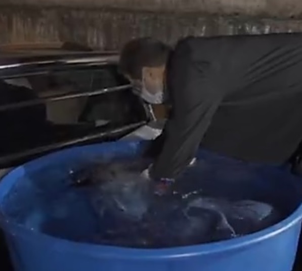 Mulher é batizada dentro de caixa d’água durante quarentena 