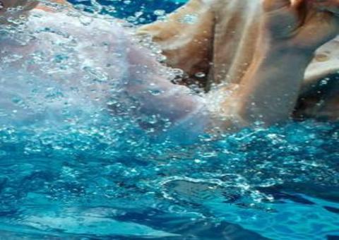 Mulher é batizada dentro de caixa d’água durante quarentena 