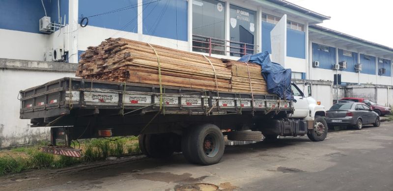 Em Manaus, motorista é multado em R$ 6 mil por transporte ilegal de madeira