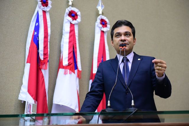 Em Manaus, deputado pede suspensão de pagamento do Bolsa Universidade