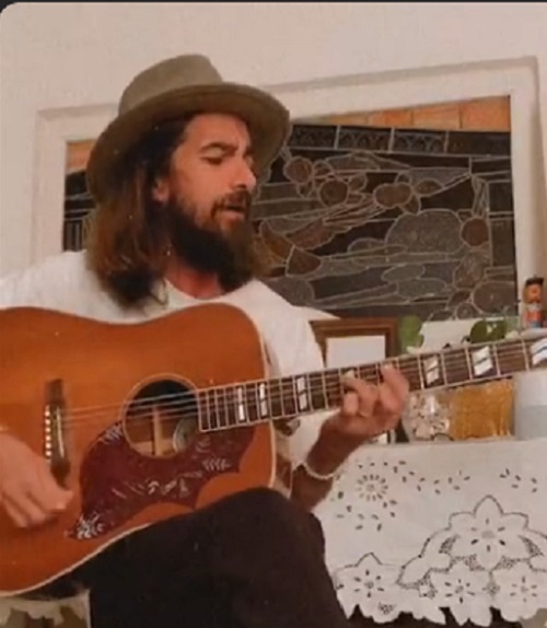 Armandinho faz live e anima fãs de reggae durante isolamento social